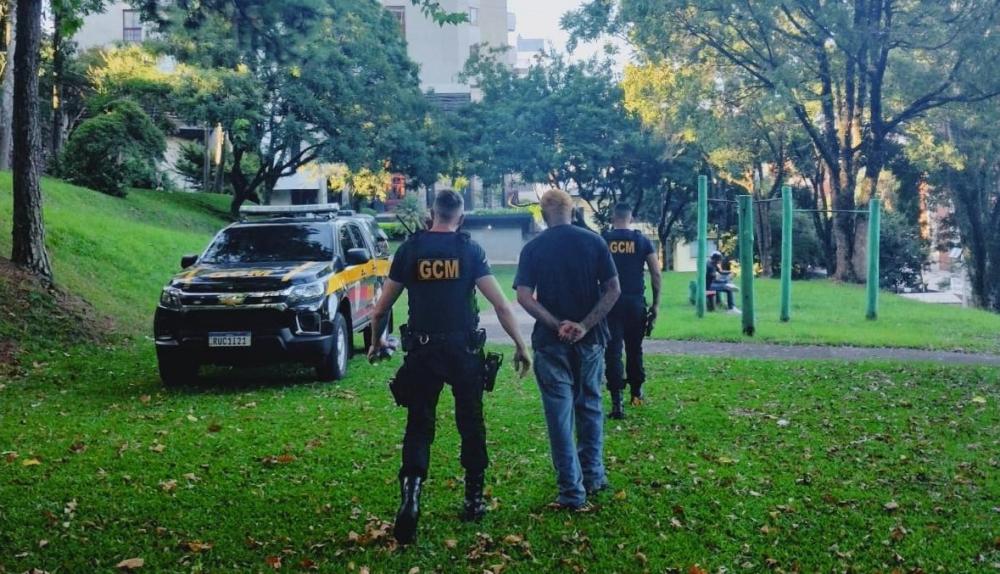 Agentes da GCM flagram jovem pichando praça em Bento Gonçalves