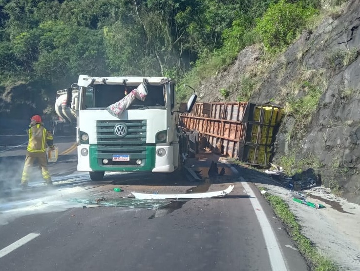 Motorista De Carreta Fica Gravemente Ferido Em Acidente Em Flores Da Cunha