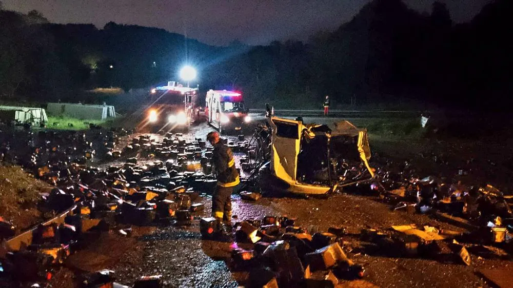 Motorista fica ferido em tombamento de caminhão na RSC 453