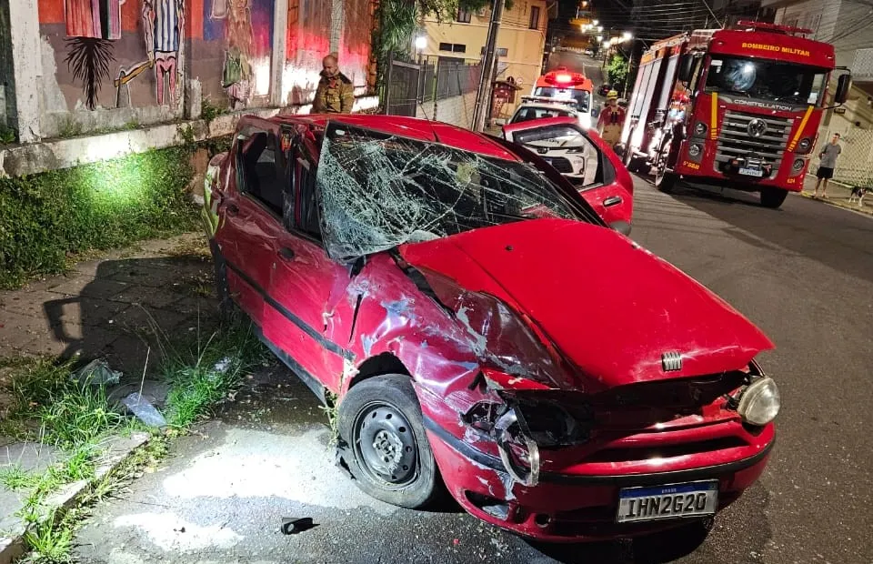 Jovem fica gravemente ferida em colisão de carro contra muro em Bento