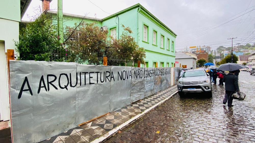 Veículo rebaixado é apreendido adesivado como viatura da BM