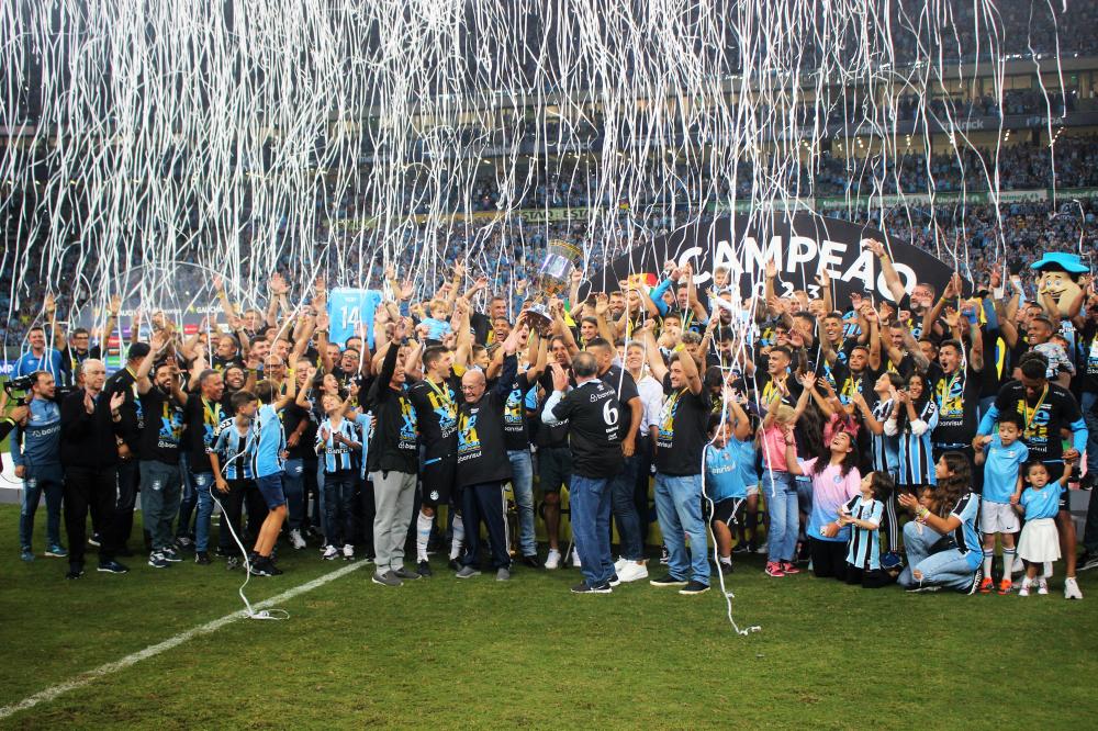 Suárez marca, Grêmio vence o Caxias e conquista o Gaúchão