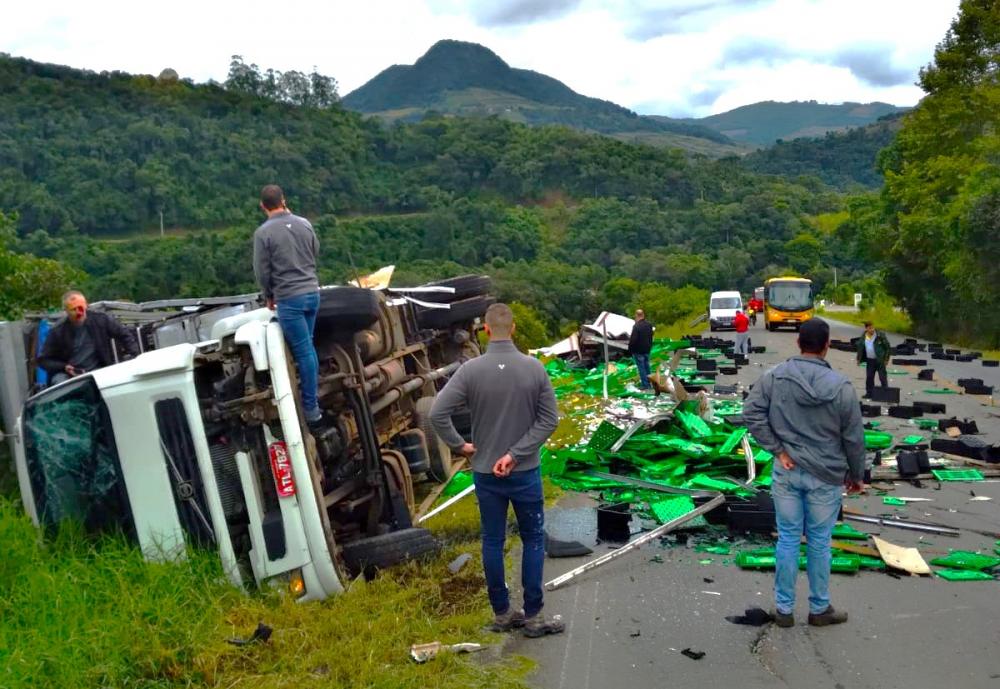 Acidente Com Dois Caminhões Deixa Um Ferido Em Bento Gonçalves