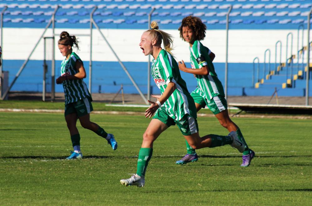 Opinião: Placar elástico no futebol feminino é a prova da